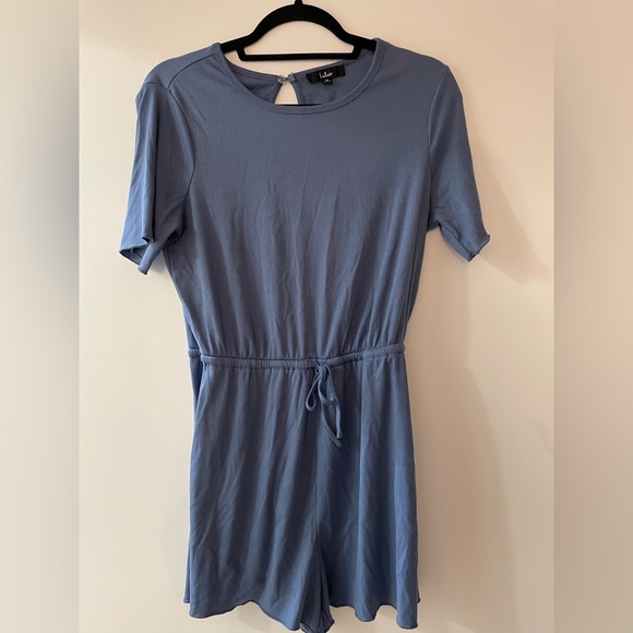 Lulu’s Estelle Ribbed Lettuce Edge Blue Short Sleeve Elastic Waist Romper Size M - Picture 2 of 8
